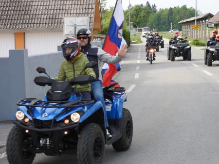 Veliko udeležencev na paradni vožnji je imelo slovenske zastave